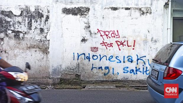 Satuan Polisi Pamong Praja (Satpol-PP) Kota Solo menghapus grafiti bertuliskan 'Orang miskin dilarang sakit' di Jalan Kusumoyudan, Kelurahan Stabelan, Kecamatan Banjarsari, Selasa (24/8)