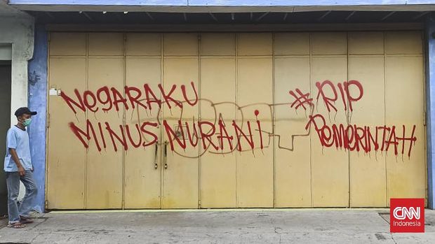 Satuan Polisi Pamong Praja (Satpol-PP) Kota Solo menghapus grafiti bertuliskan 'Orang miskin dilarang sakit' di Jalan Kusumoyudan, Kelurahan Stabelan, Kecamatan Banjarsari, Selasa (24/8)