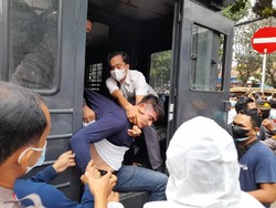 Demo Pencari Suaka Afghanistan Ricuh, 1 Orang Dibawa ke Mobil Tahanan
