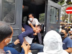 Demo Pencari Suaka Afghanistan Ricuh, 1 Orang Dibawa ke Mobil Tahanan Demo Pencari Suaka Afghanistan Ricuh, 1 Orang Dibawa ke Mobil Tahanan