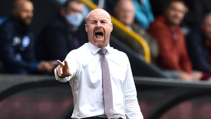 BURNLEY, ENGLAND - AUGUST 14: Sean Dyche, Manager of Burnley reacts during the Premier League match between Burnley and Brighton & Hove Albion at Turf Moor on August 14, 2021 in Burnley, England. (Photo by Nathan Stirk/Getty Images)