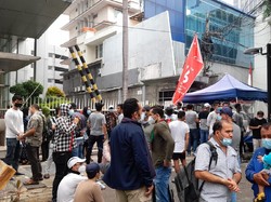 Massa Pencari Suaka Afghanistan Kembali ke Kantor UNHCR Usai Dibubarkan Paksa