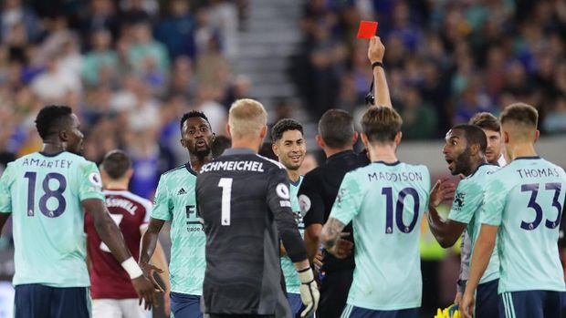 Soccer Football - Premier League - West Ham United v Leicester City - London Stadium, London, Britain - August 23, 2021 Leicester City's Ayoze Perez is shown a red card by referee Michael Oliver REUTERS/David Klein EDITORIAL USE ONLY. No use with unauthorized audio, video, data, fixture lists, club/league logos or 'live' services. Online in-match use limited to 75 images, no video emulation. No use in betting, games or single club /league/player publications.  Please contact your account representative for further details.