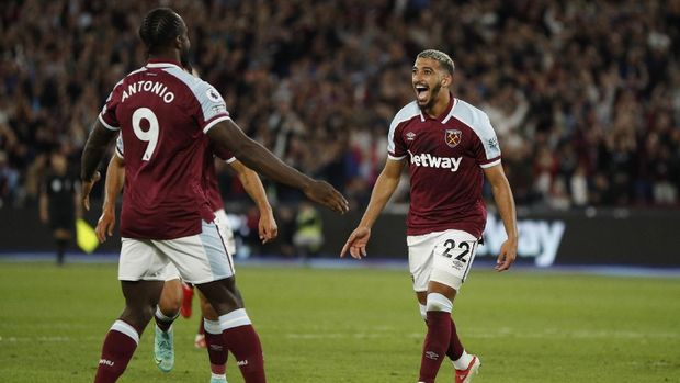 Soccer Football - Premier League - West Ham United v Leicester City - London Stadium, London, Britain - August 23, 2021 West Ham United's Said Benrahma celebrates scoring their second goal with teammates Action Images via Reuters/John Sibley EDITORIAL USE ONLY. No use with unauthorized audio, video, data, fixture lists, club/league logos or 'live' services. Online in-match use limited to 75 images, no video emulation. No use in betting, games or single club /league/player publications.  Please contact your account representative for further details.