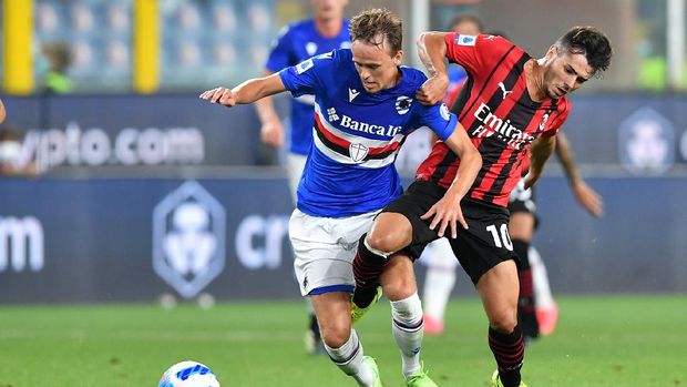 Soccer Football - Italy - Serie A - Sampdoria v AC Milan - Stadio Comunale Luigi Ferraris, Genoa, Italy - August 23, 2021 AC Milan's Brahim Diaz in action with Sampdoria's Mikkel Damsgaard REUTERS/Jennifer Lorenzini