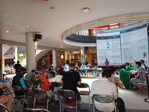 Ramai-ramai Masyarakat Berburu Vaksin Pfizer Ramai-ramai Masyarakat Berburu Vaksin Pfizer