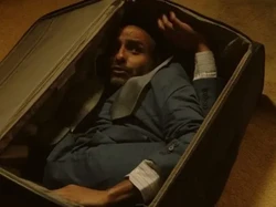 The Man In the Suitcase: Pria Ini Keluarkan Koin Dari Mulut Jika Disiksa