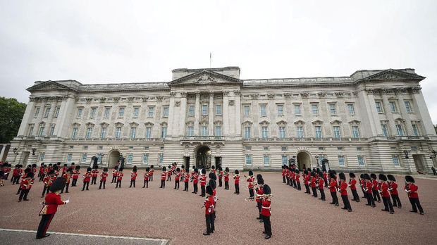 Members of the Nijmegen Grenadier Guards Company and the 1st Battalion of the Coldstream Guards take part in the Changing of the Guard, in front of Buckingham Palace in London, Britain, August 23, 2021. Yui Mok/Pool via REUTERS
