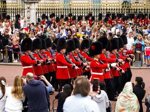Lama Disetop, Pasukan Elite Penjaga Istana Buckingham Tret Tet Tet Lagi Lama Disetop, Pasukan Elite Penjaga Istana Buckingham Tret Tet Tet Lagi