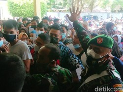 Vaksinasi di Trenggalek Diserbu Ribuan Warga hingga Terjadi Kerumunan