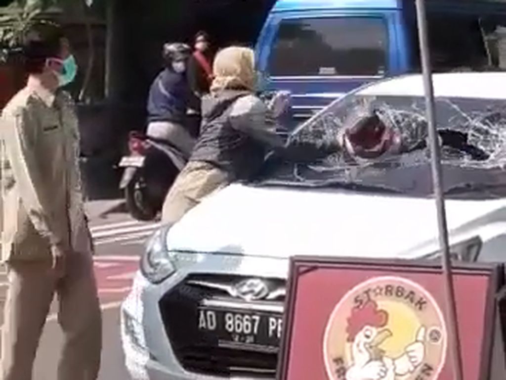 ASN Perempuan Ngawi Viral Ngamuk, Mobil Siapa yang Dipecahkan Kacanya? ASN Perempuan Ngawi Viral Ngamuk, Mobil Siapa yang Dipecahkan Kacanya?