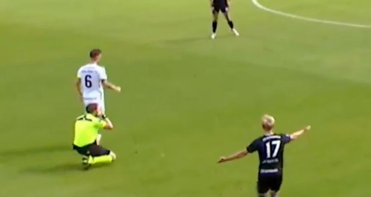 Wasit Ini Salah Bikin Keputusan, Sujud Minta Maaf, Tetap Dihormati (dok Internet)