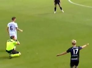 Wasit Ini Salah Bikin Keputusan, Sujud Minta Maaf, Tetap Dihormati