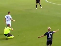 Wasit Ini Salah Bikin Keputusan, Sujud Minta Maaf, Tetap Dihormati