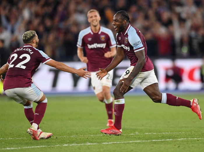 LONDON, ENGLAND - AUGUST 23: Michail Antonio of West Ham United  celebrates after scoring their teams third goal  during the Premier League match between West Ham United and Leicester City at The London Stadium on August 23, 2021 in London, England. (Photo by Michael Regan/Getty Images)