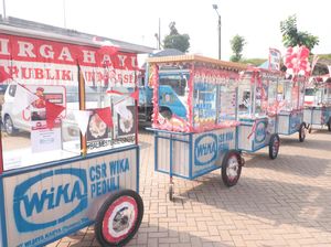 WIKA Serahkan Bantuan Alkes untuk Disabilitas & Gerobak untuk UMKM