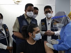 Anies Pamer Varksinasi Covid-19 DKI Sudah 105%: Tetangga Masih 15%