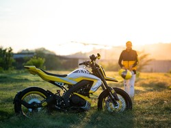 Yamaha XSR 155 Dirombak Jadi Supermoto Futuristik