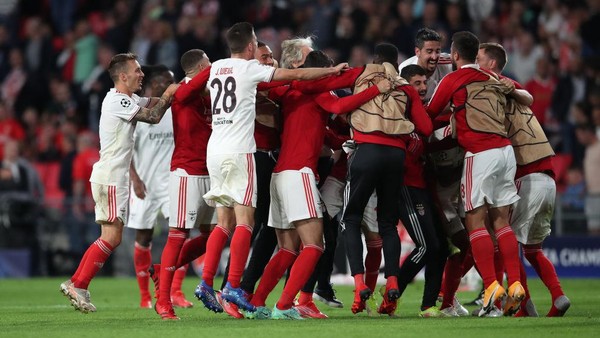 EINDHOVEN, NETHERLANDS - AUGUST 24: Julian Weigl of SL Benfica celebrates with teammates after the UEFA Champions League Play-Offs Leg Two match between PSV Eindhoven and SL Benfica at Philips Stadion on August 24, 2021 in Eindhoven, Netherlands. (Photo by Christian Kaspar-Bartke/Getty Images)
