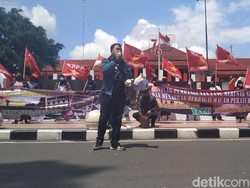 Warga Demo Minta Walkot Blitar Kaji Ulang Produk Hukum soal Pembangunan Hotel