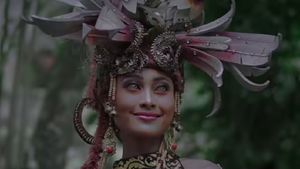 Foto: Novia Bachmid dalam Aneka Balutan Baju Daerah Indonesia