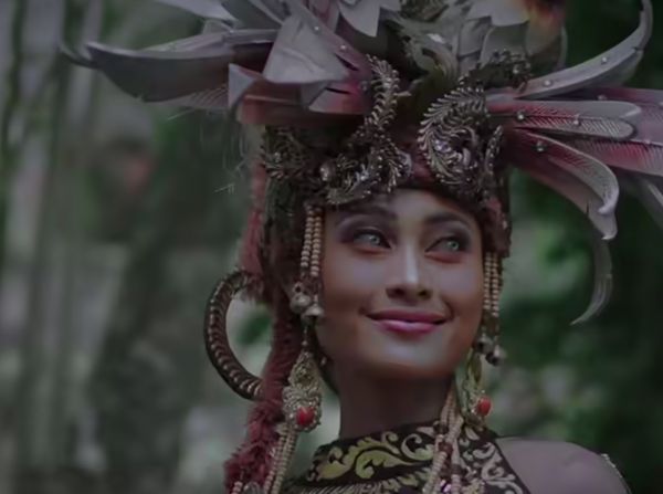 Foto: Novia Bachmid dalam Aneka Balutan Baju Daerah Indonesia