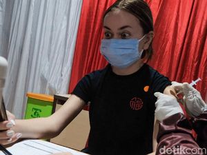 Antusias Warga Jakarta Ikut Vaksinasi Pfizer