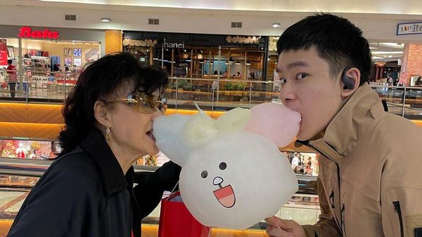 Azka Corbuzier Pamer Momen Makan Daging hingga Cotton Candy!