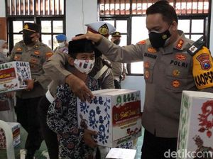 Senangnya Anak Yatim di Banyuwangi Dapat Bingkisan dari Polisi