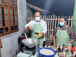 Bupati Kebumen Malam-malam Blusukan ke Rumah Warga, Ada Apa?