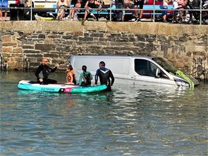 Apes Bener, Ditinggal Main Jetski, Mobil Turis Kelelep di Pantai Apes Bener, Ditinggal Main Jetski, Mobil Turis Kelelep di Pantai
