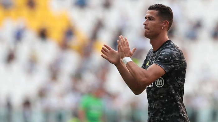 TURIN, ITALY - AUGUST 14: Cristiano Ronaldo of Juventus greets the fans prior to the pre-season friendly match between Juventus and Atalanta BC at Allianz Stadium on August 14, 2021 in Turin, Italy. (Photo by Emilio Andreoli/Getty Images)