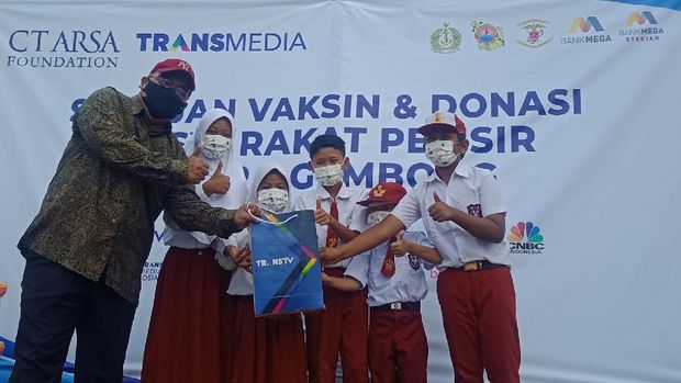 CT ARSA-TNI AL Salurkan Seribu Paket Bantuan Sosial untuk Warga Terdampak Covid-19 di Muara Gembong