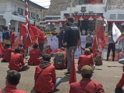 Aksi Demo Pasar Pelita Mahasiswa Sukabumi Berujung Pembubaran Paksa oleh Polisi