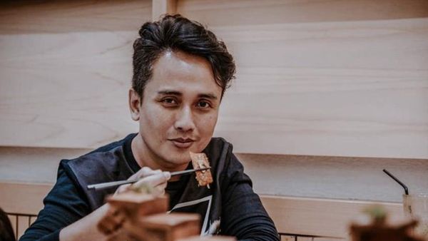 Denny Darko Hobi Nongkrong di Kafe Sambil Baca Buku  