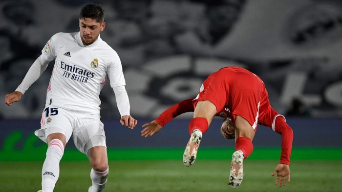 Real Madrids Uruguayan midfielder Federico Valverde (L) vies with Sevillas Argentinian midfielder Papu Gomez during the Spanish League football match between Real Madrid CF and Sevilla FC at the Alfredo di Stefano stadium in Valdebebas, on the outskirts of Madrid on May 9, 2021. (Photo by PIERRE-PHILIPPE MARCOU / AFP)
