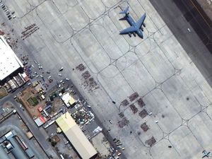 Ratusan Orang Tertinggal di Afghanistan, Pemerintah Inggris Dihujat