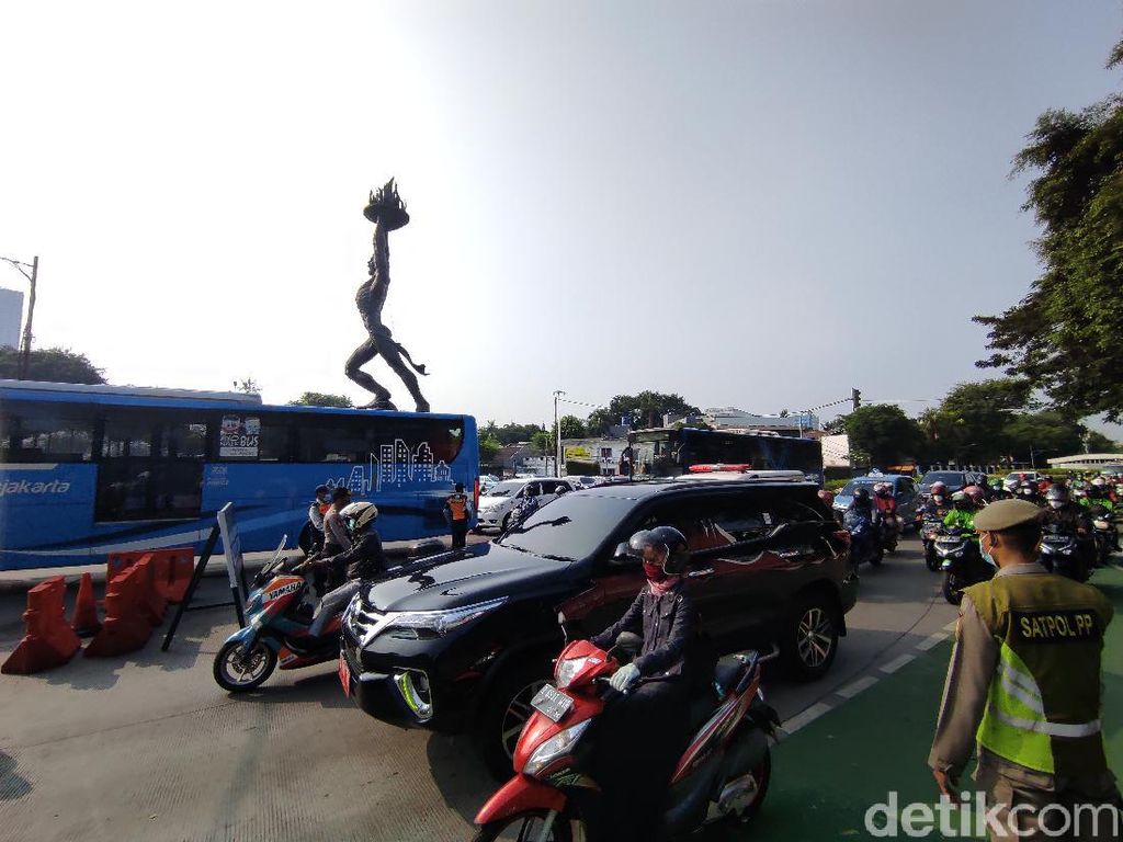 Ganjil Genap Masih Berlaku di Jl Sudirman, Sejumlah Mobil Diputar Balik
