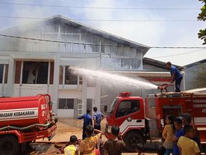 Kebakaran Gudang di Jepara, Petugas Damkar Berjibaku Selama 5 Jam