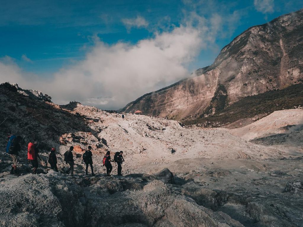 Wisata Alam Sambil Terapi Air Panas di Gunung Papandayan Garut