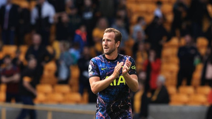 WOLVERHAMPTON, ENGLAND - AUGUST 22: Harry Kane of Tottenham Hotspur applauds the fans following victory in the Premier League match between Wolverhampton Wanderers and Tottenham Hotspur at Molineux on August 22, 2021 in Wolverhampton, England. (Photo by David Rogers/Getty Images)