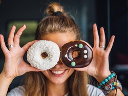 Suka Donat Gula atau Donat Cokelat? Jawabannya Bisa Ungkap Kepribadian Kamu