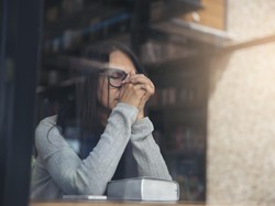 Dunia Riuh dalam Kesenyapan Perempuan
