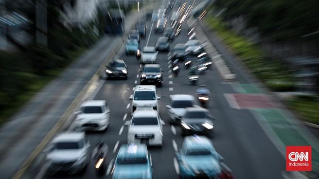 Sejumlah ruas jalan di DKI Jakarta kembali dipadati kendaraan bermotor di masa penerapan Pemberlakuan Pembatasan Kegiatan Masyarakat (PPKM) level 3, Rabu (25/8/2021). CNN Indonesia/Andry Novelino