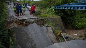 Tolong... Jembatan Ambruk Bikin Lalin Palu-Sigi Terputus
