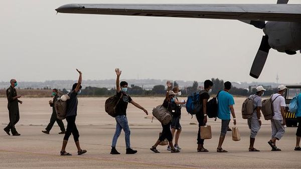 Kabur dari Taliban, Ratusan Warga Afghanistan Tiba di Spanyol