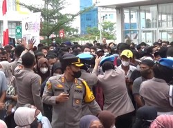 Warga Berdesakan demi Vaksinasi Corona di Jambi, Ada yang Antre 5 Jam