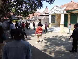 Ricuh, Aksi Saling Lempar Batu di Keraton Kasepuhan Cirebon Ricuh, Aksi Saling Lempar Batu di Keraton Kasepuhan Cirebon