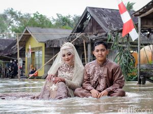 Viral Aksi Pengantin Kebanjiran, Bukan Panik Malah Bikin Sesi Foto Pernikahan