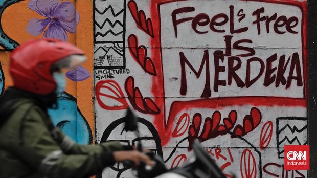 kontroversi mural kritik ditengah pandemi Mural kritik sosial dan politik mewarnai sejumlah titik di Jakarta, Rabu, 25 Agustus 2021. Mural tersebut merupakan wujud ekspresi dari sejumlah seniman serta sebagai media penyampaian kritik sosial dan politik kepada pemerintah di tengah pandemi. (CNN Indonesia/ Adhi Wicaksono)